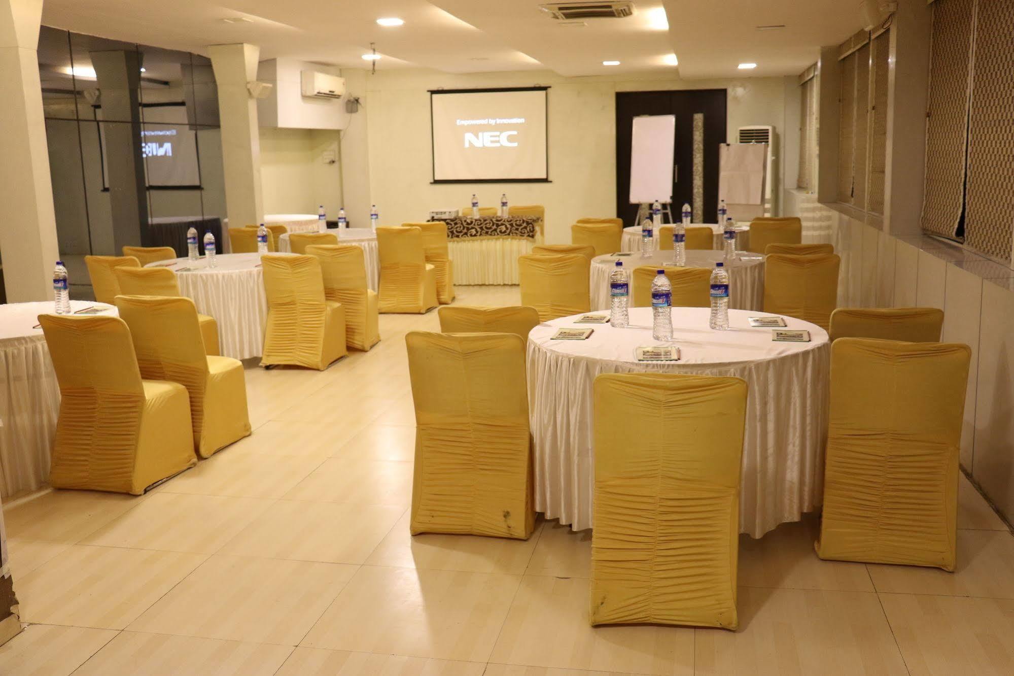 Pallavi A'Vida Navi Mumbai Exterior photo